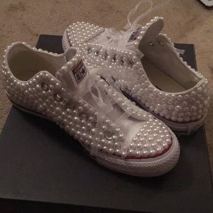 A pair of pearl customized converse size 7